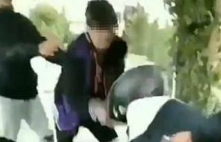 Gençler, araya aldıkları arkadaşlarını öldüresiye...