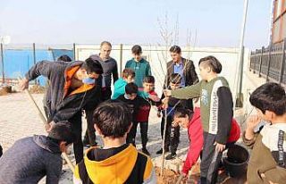 Gençlerden yeşillendirmeye katkı