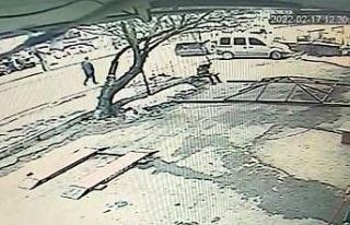 Geri manevra yapan tırın altında kaldı