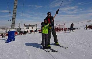 Gevaş Belediyesi binlerce öğrenciyi kayakla buluşturdu