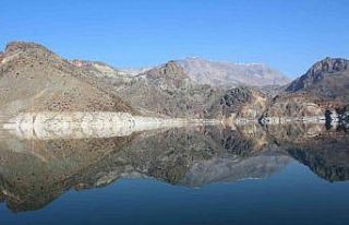 Göle yansıyan dağların görüntüsü büyülüyor