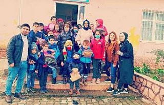 Gönüllülerden çocuklara bot mont