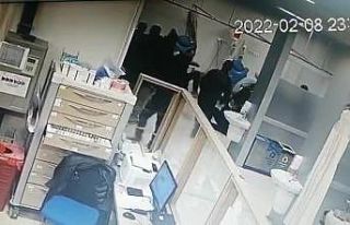 Gözü dönen hasta yakınları 5 hastane personelini...