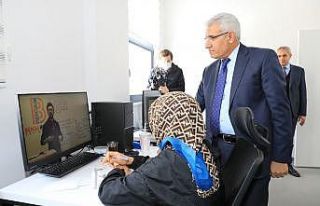 Güder’den öğrencilere kütüphanede sürpriz