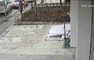 Gün ortası dükkanın önündeki aracı çaldılar