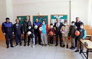 Günyüzü Spor çocuklara spor malzemesi hediye etti