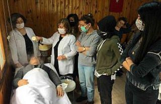 Güzelleşirken meslek öğreniyorlar