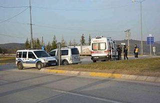 Hafif ticari araç ile otomobil çarpıştı: 2 yaralı