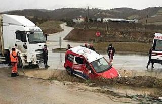 Hafif ticari araç tıra arkada çarptı: 4 yaralı