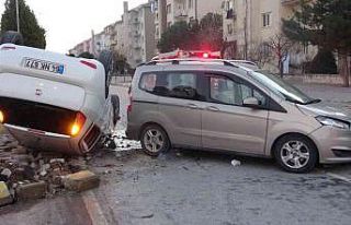 Hafif ticari aracın çarptığı otomobil takla attı;...