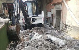 Hakkari Belediyesi buzla mücadele etti