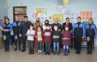 Hakkari polisi köy okulu öğrencilerini sevindirdi