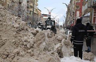 Hakkari’de kar yığınları kamyonlarla şehir...