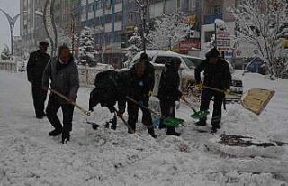 Hakkari’de karla mücadele sürüyor