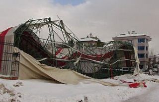 Halı sahanın çatısı çöktü facianın eşiğinden...