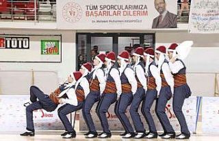 Halk Oyunlarında 380 sporcu hünerlerini sergiledi