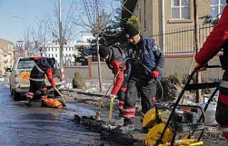 Hasar gören yollarda ve yaya kaldırımlarında onarım...