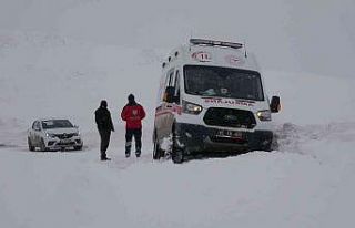 Hasta almaya giderken kara saplanan ambulansın imdadına...