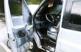 Hatay’da seyir halindeki minibüs alev aldı