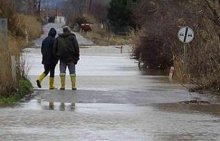 Havran Çayı taştı, kara yolu trafiğe kapandı