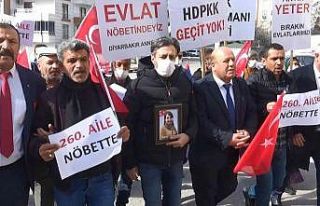 HDP önündeki ailelerin direnişine bir aile daha...