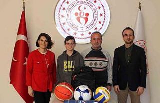 Hediye çekilişini kazandı hediyesini aldı