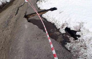 Heyelan sebebiyle köy yolunda göçükler oluştu