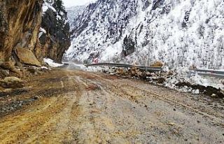 Heyelan sonucu kapanan yol ulaşıma açıldı