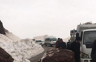 Heyelan yolu trafiğe kapattı