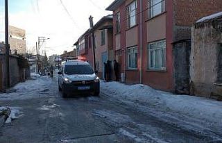 Hırsızlık şüphelisi karşılaştığı ev sahibini...