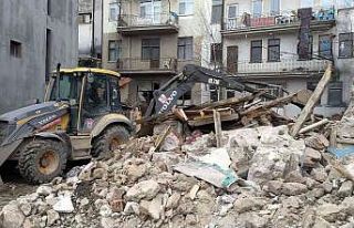 Hisarcık’ta 8 metruk bina yıkıldı