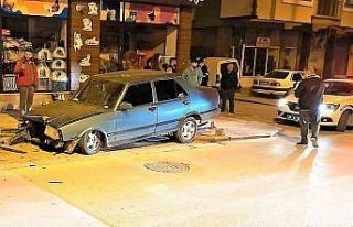 Hızını alamayan otomobil önce direğe sonra araçlara...