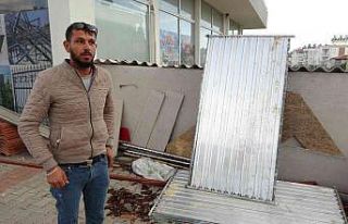 Hurdacı kadınlar, iş yerinin önünden güneş...