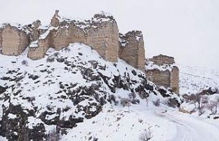 Hurman Kalesi beyaz örtüye büründü