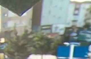 İki çocuğuyla yolun karşısına geçmeye çalışan...