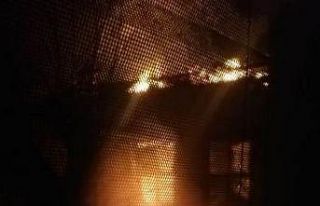 İki katlı ahşap bina yanarak kül oldu