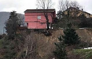 İki katlı evin bahçesinde heyelan meydana geldi