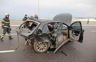 İki otomobil kazaya karıştı, otomobillerden eser...