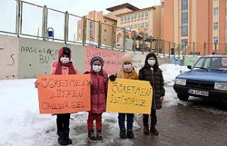 İlkokul öğrencilerinin ’öğretmen’ eylemi