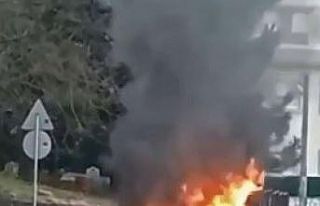 İlkokul önünde park halinde duran otomobil alev...