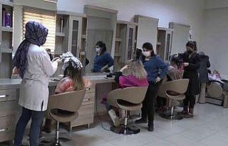 İranlı ve Afganlı kadınlardan kuaförlük kursuna...