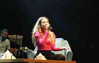 Irmak Arıcı Esenler’de sevenleriyle buluştu