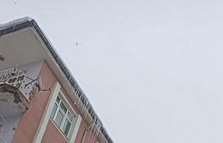 İtfaiye ekipleri buz sarkıtlarını temizledi