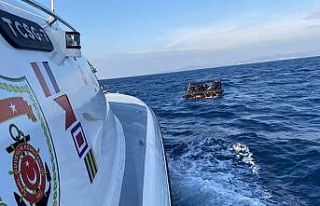 İzmir açıklarında 21 göçmen kurtarıldı, 15...