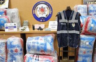 İzmir’de 170 kilo uyuşturucuyla yakalanan kişi...