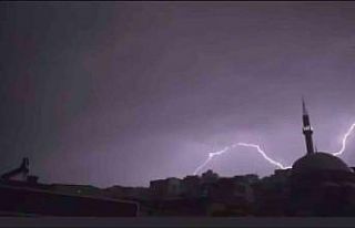 İzmir’de şimşekler görsel şölen oluşturdu