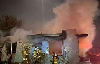 İzmir’de tek katlı bina alev alev yandı