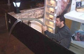 İzmir’i sağanak vurdu: Ev ve iş yerlerini su...