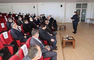 Jandarma ekipleri, muhtarları bilgilendirmeye devam...