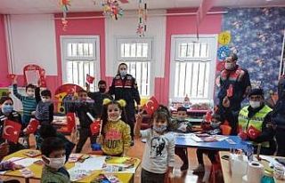 Jandarma ekipleri öğrencileri bilgilendirdi